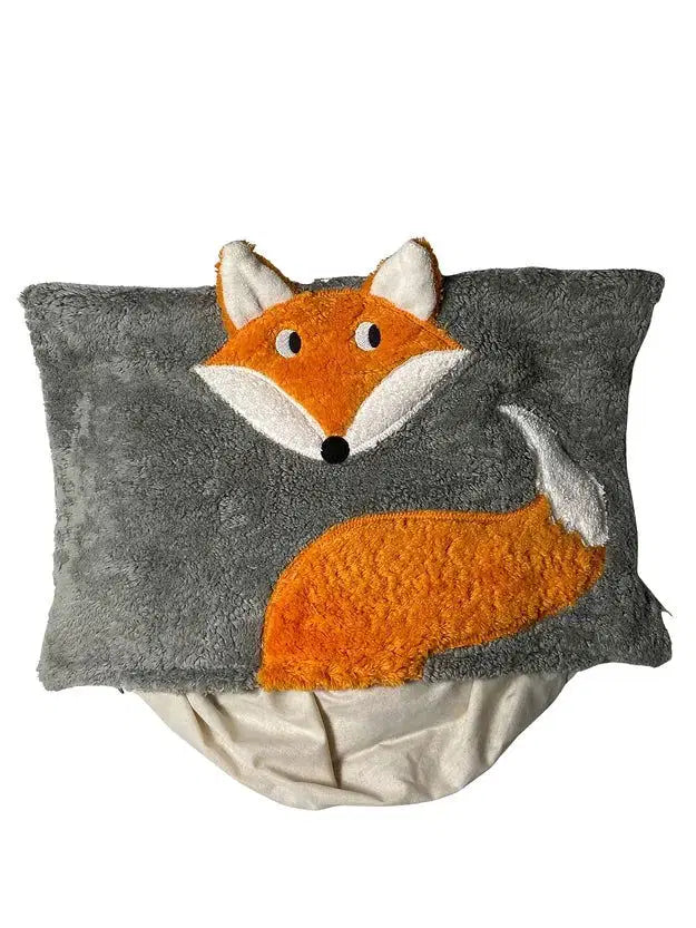 Handgemachtes Bio-Kuschelkissen in grauer Fuchsform mit herausnehmbarem Inlett – weich, waschbar und ideal für Babys von PAT & PATTY