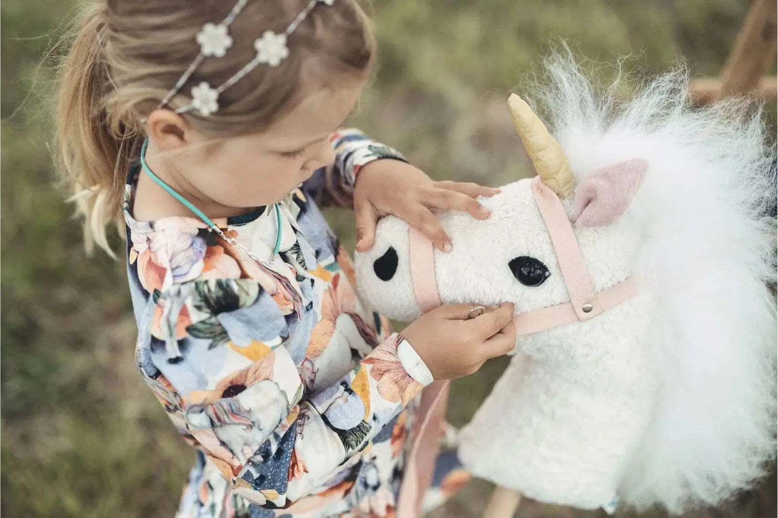 Bio Steckendpferd Einhorn mit ein Mädchen